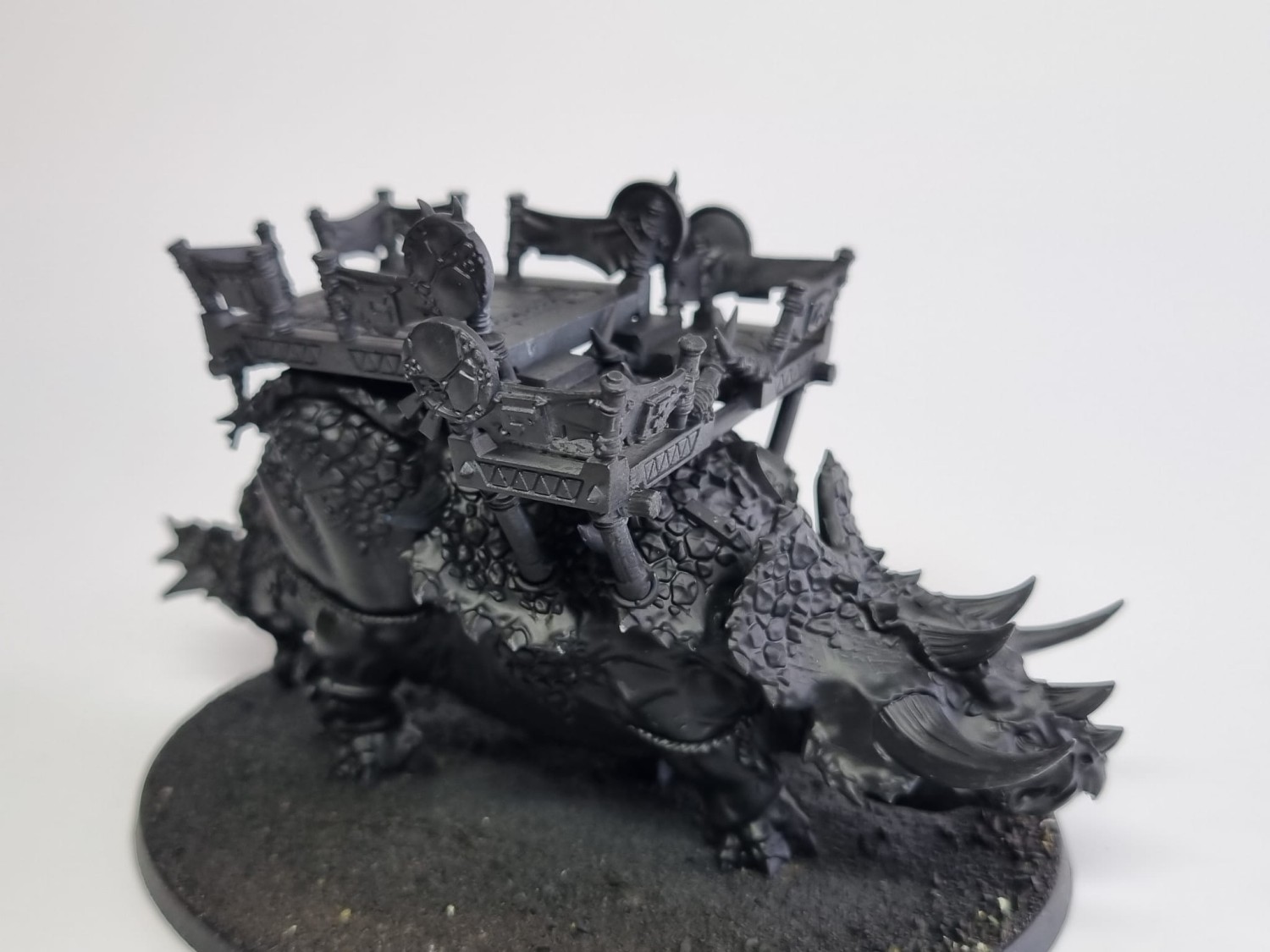 AoS seraphon stegadon z delikatnymi brakami