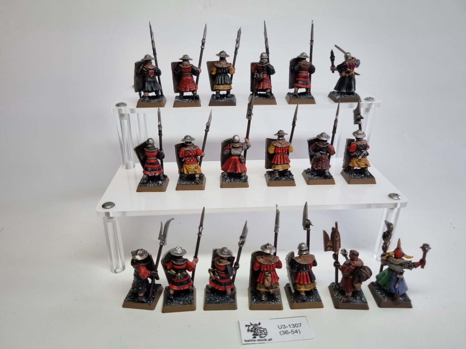 Figurki malowane WFB bretonia Men at arms - podstawki nie gw na szarym tle z indeksem z przodu.