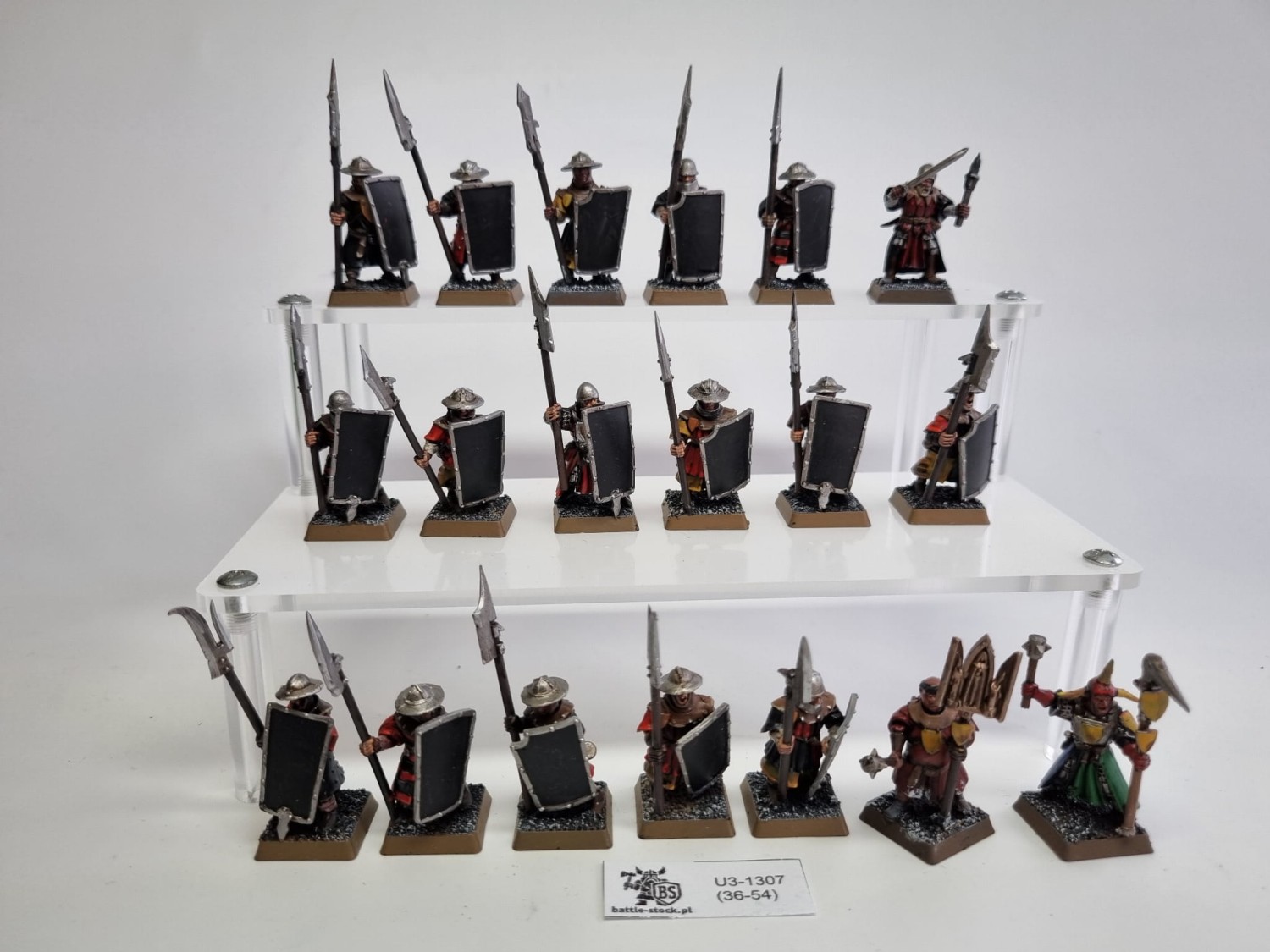 Figurki malowane WFB bretonia Men at arms - podstawki nie gw na szarym tle z indeksem z przodu.