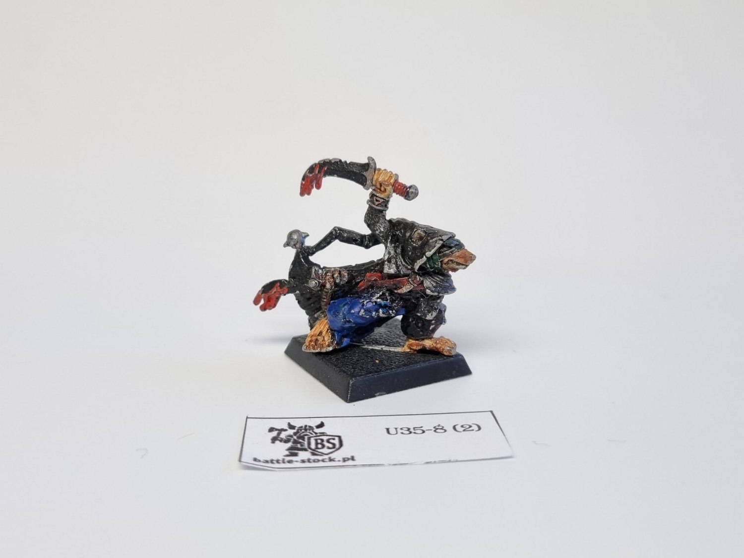 Malowana figurka  WFB skaven jezzail na szarym tle