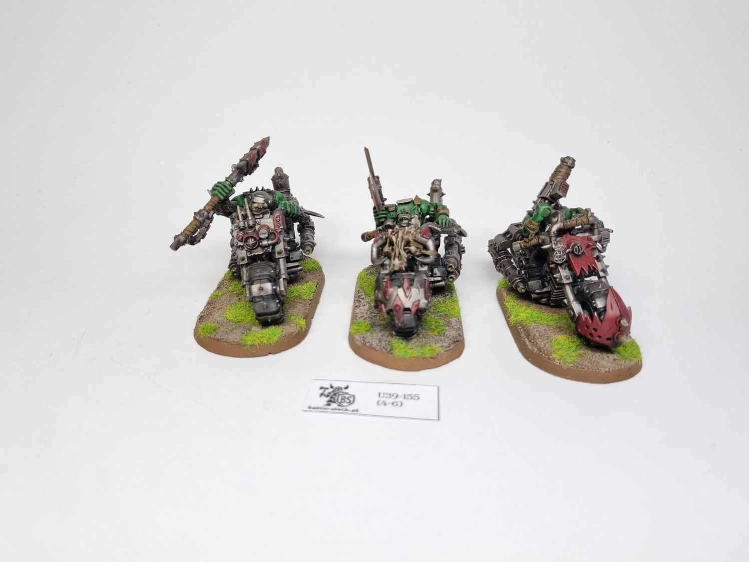 Malowane figurki 40k ork warbikes na szarym tle