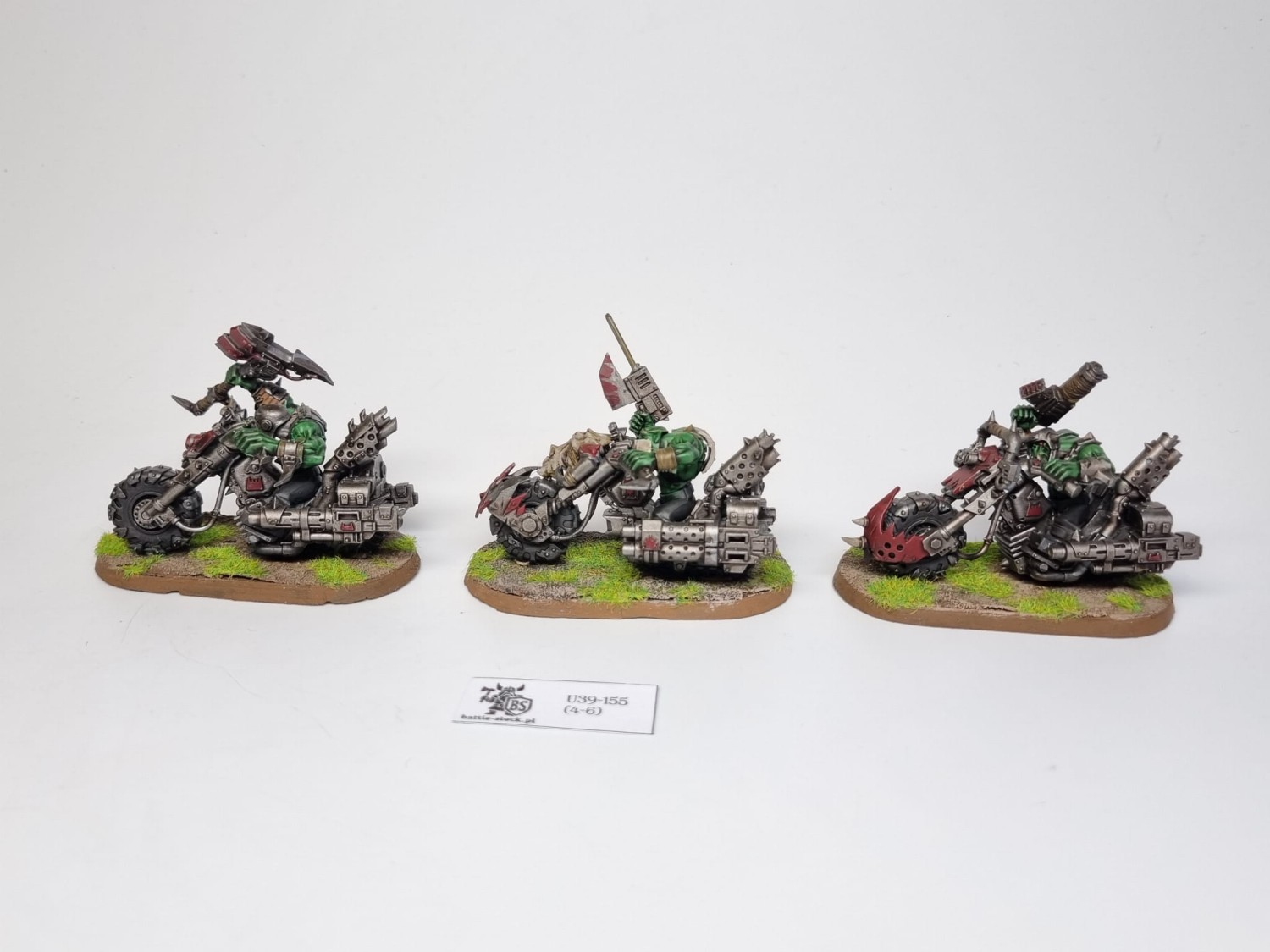 Malowane figurki 40k ork warbikes na szarym tle