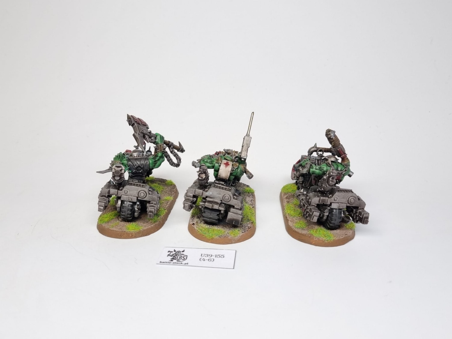 Malowane figurki 40k ork warbikes na szarym tle