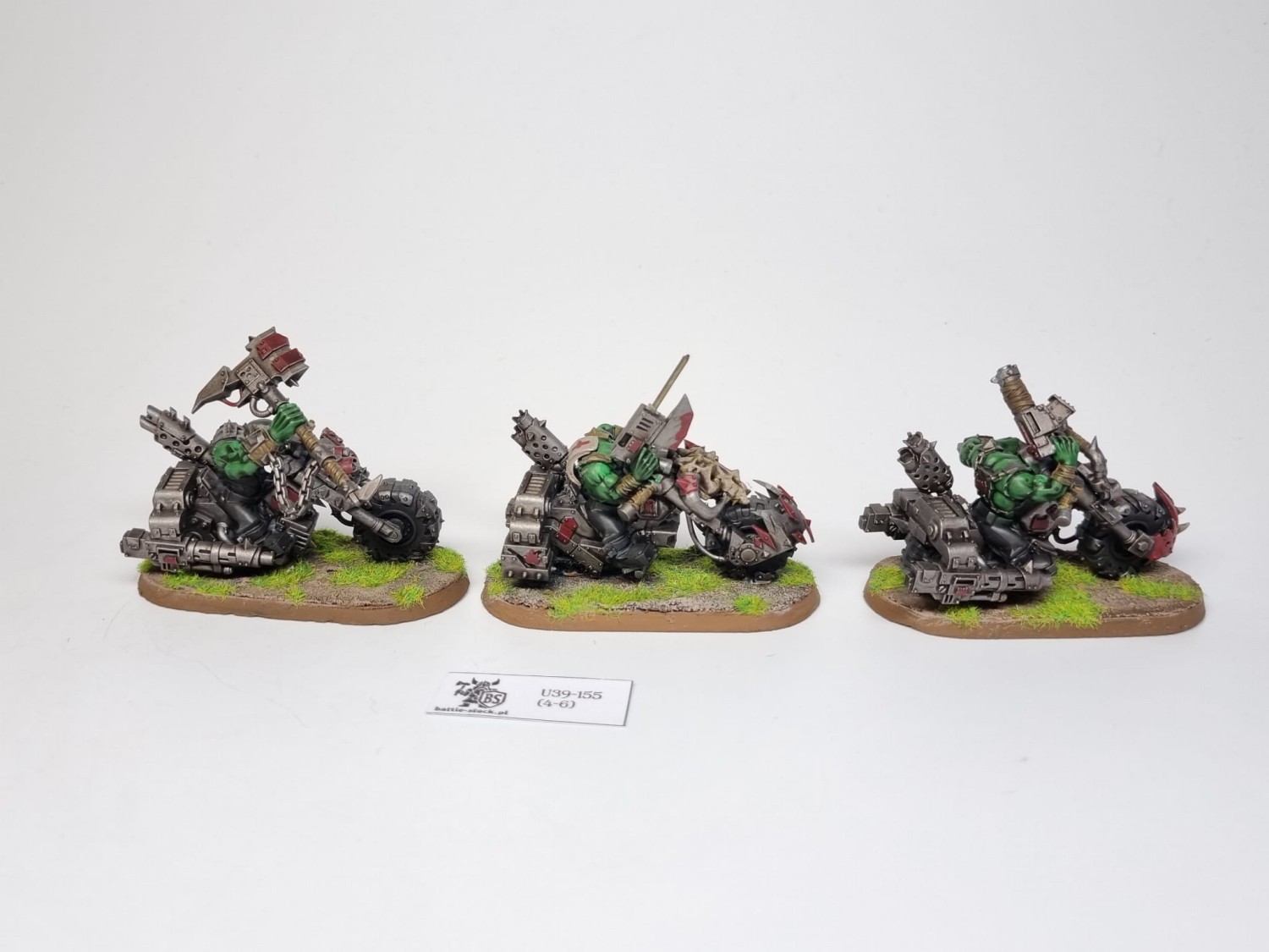 Malowane figurki 40k ork warbikes na szarym tle