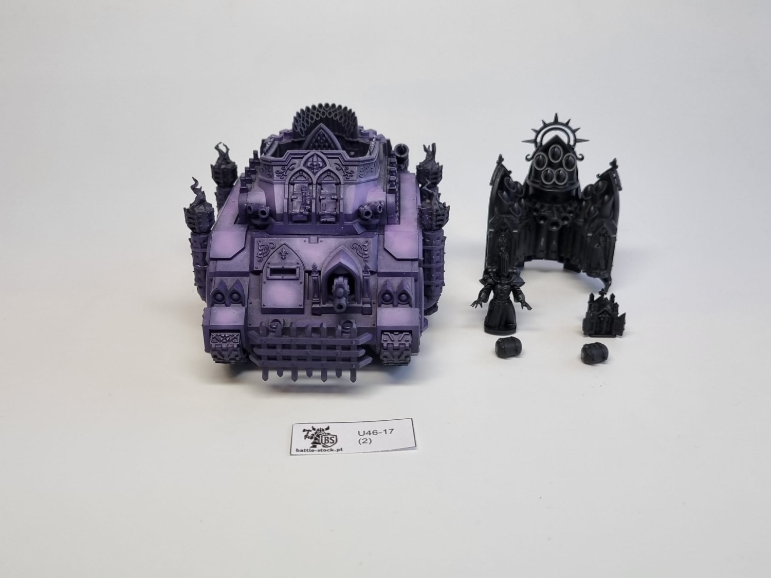 Malowana figurka 40k exorcist na szarym tle