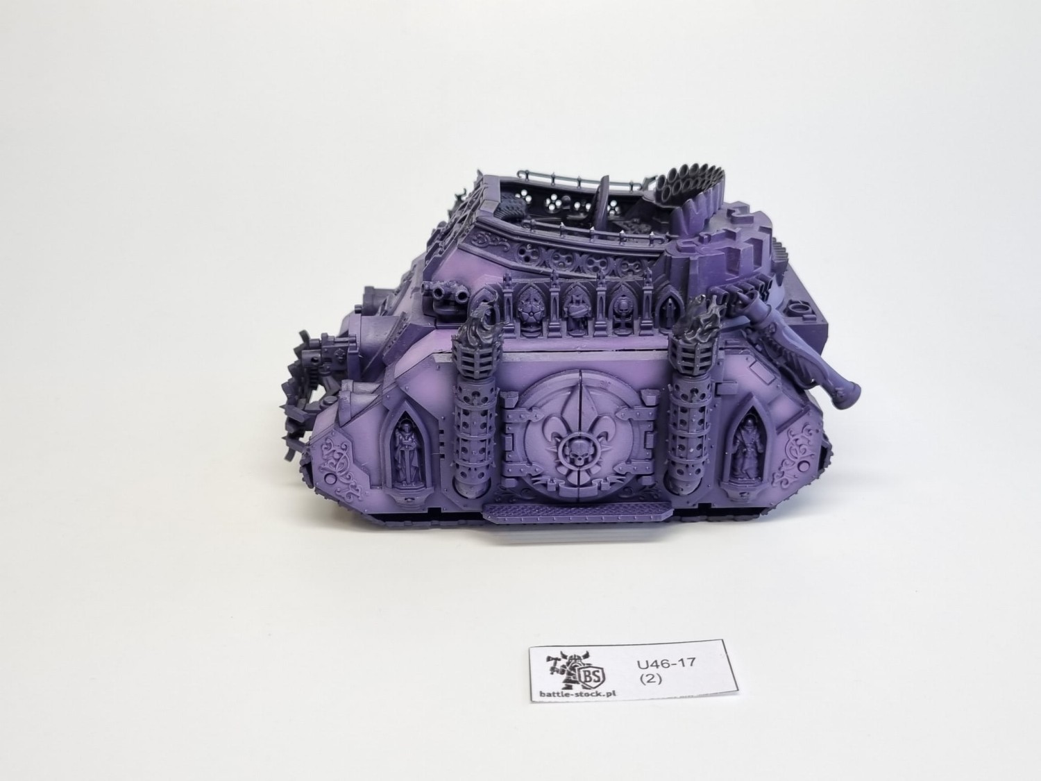 Malowana figurka 40k exorcist na szarym tle
