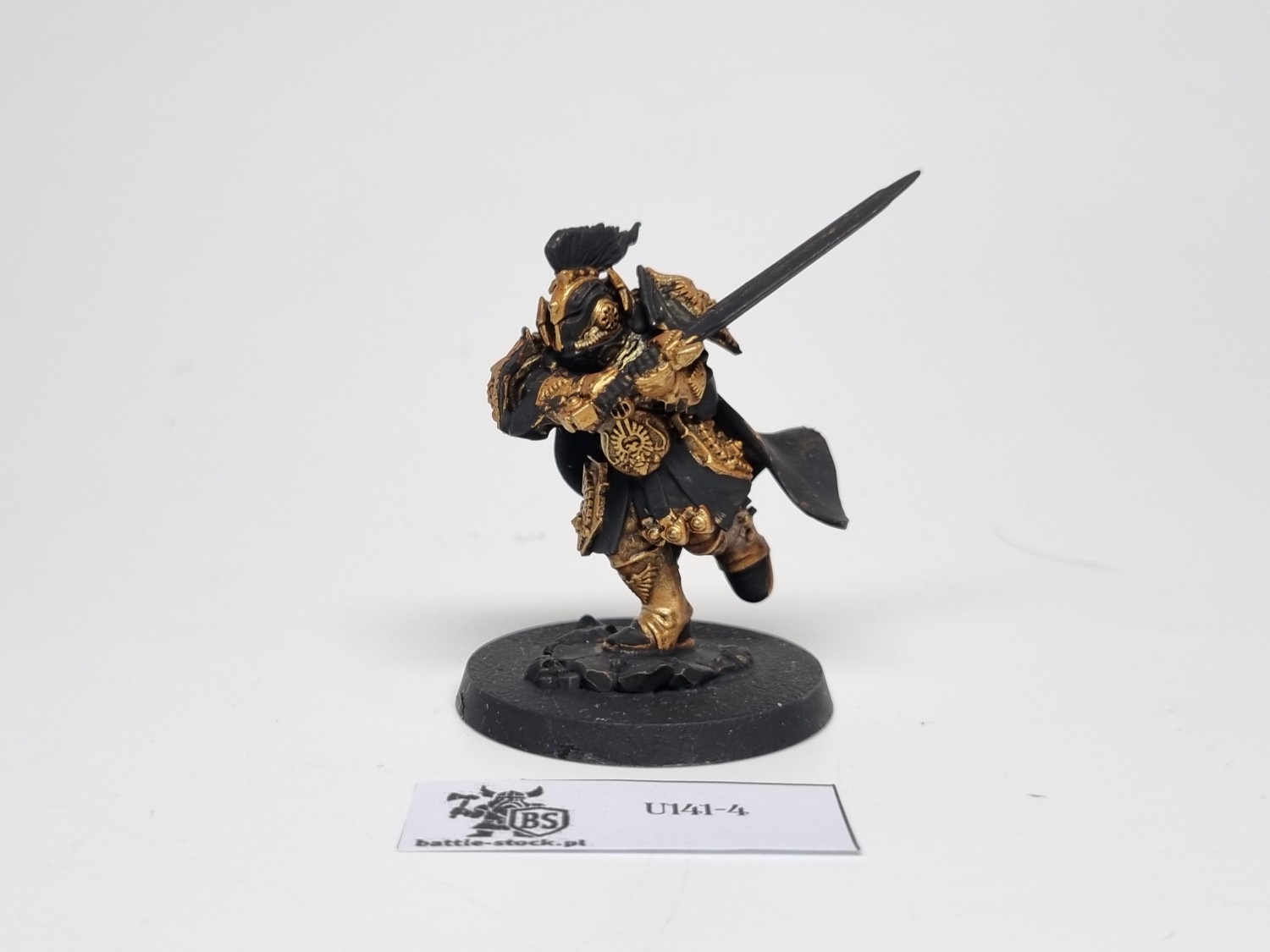 Malowana figurka  40k Blade Champion na szarym tle przodem