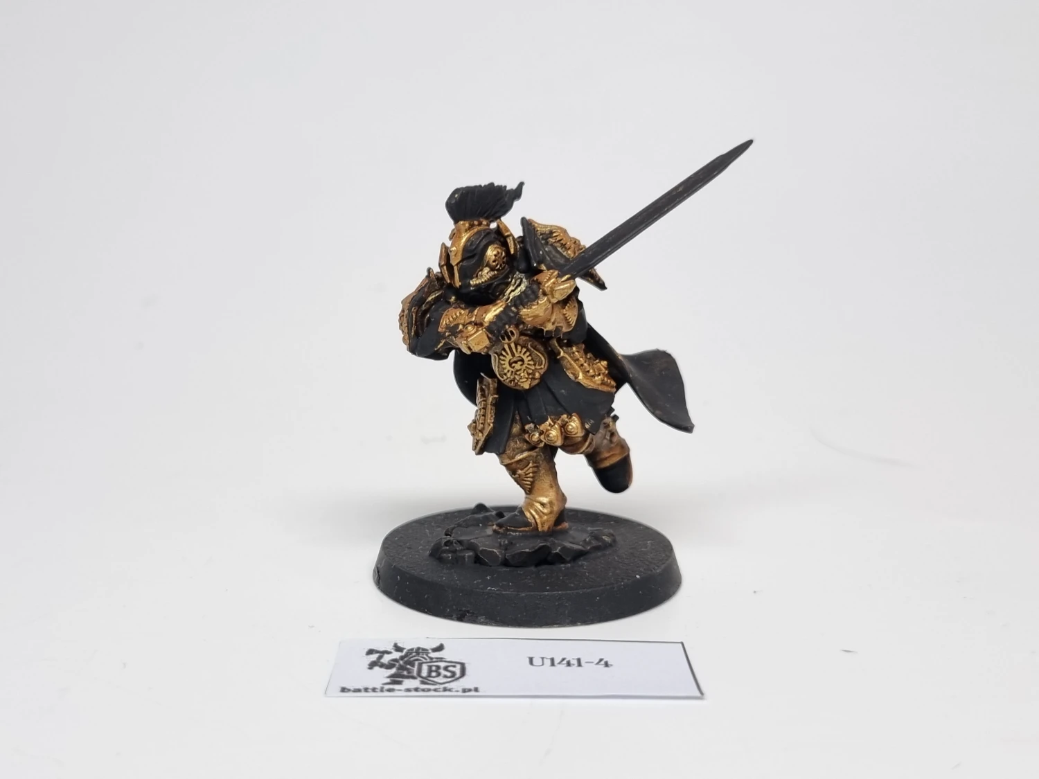 Malowana figurka  40k Blade Champion na szarym tle przodem