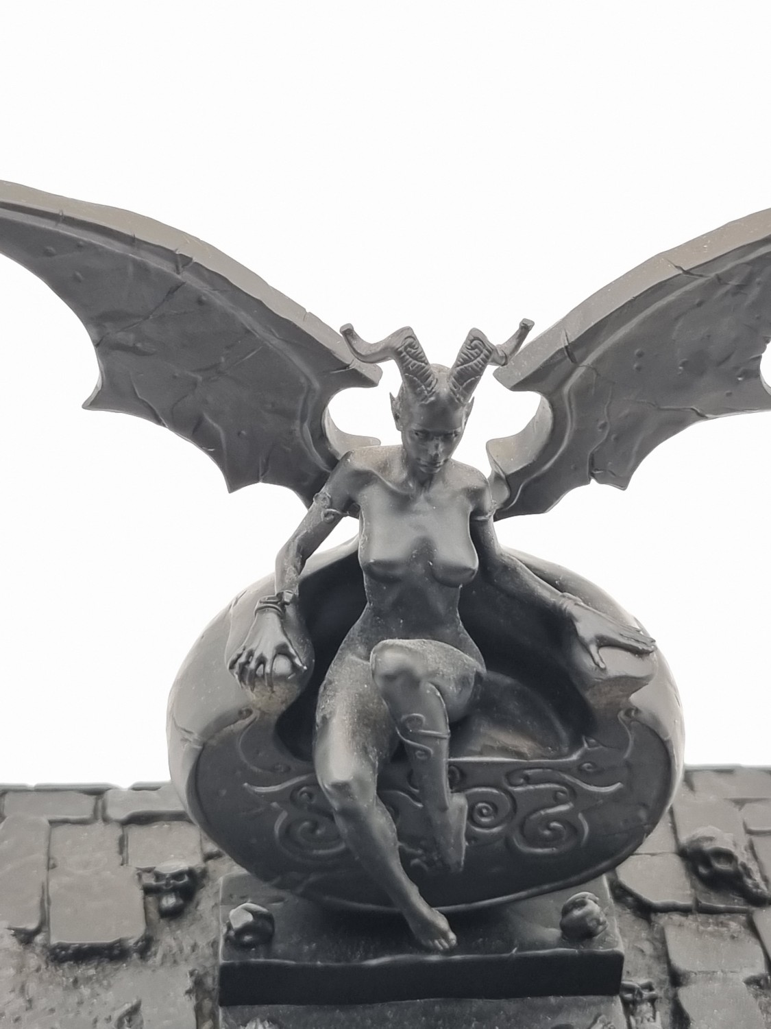 demonica na tronie
