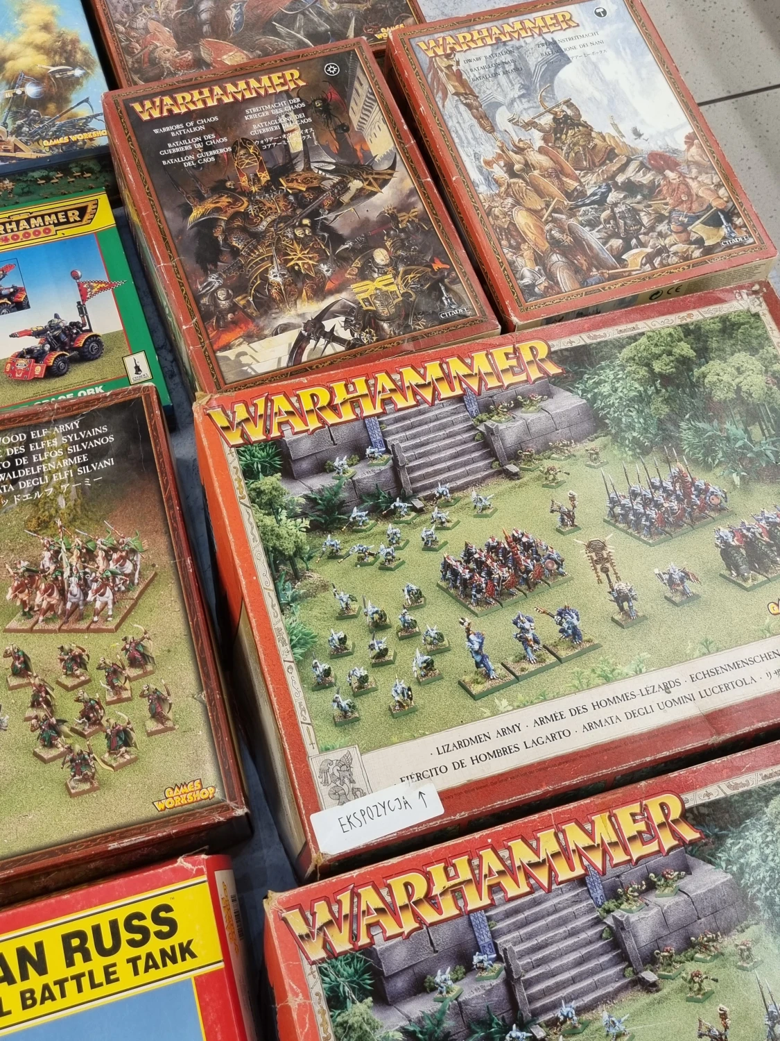 Zestaw pustych pudełek z grafikami warhammer