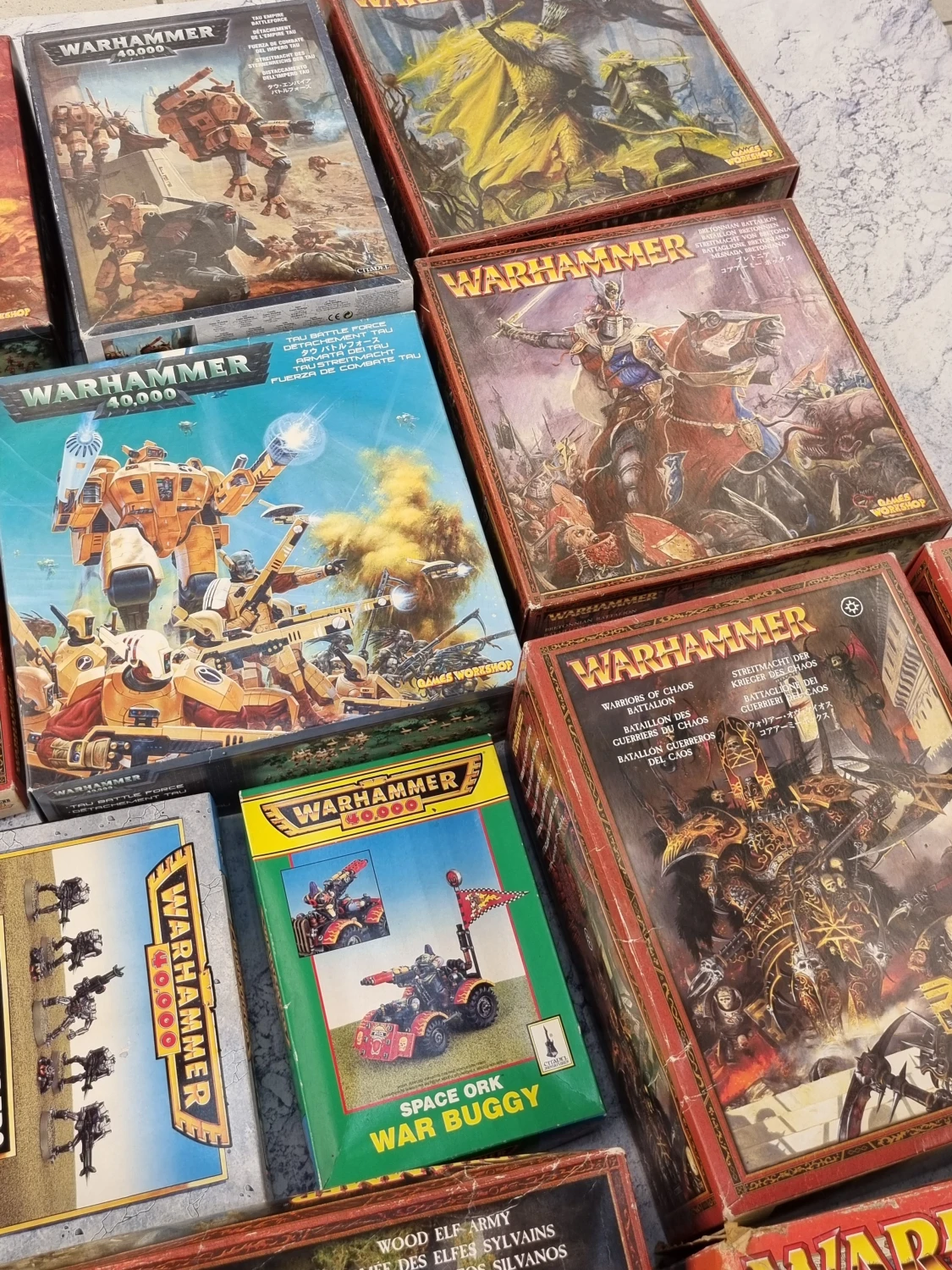 Zestaw pustych pudełek z grafikami warhammer