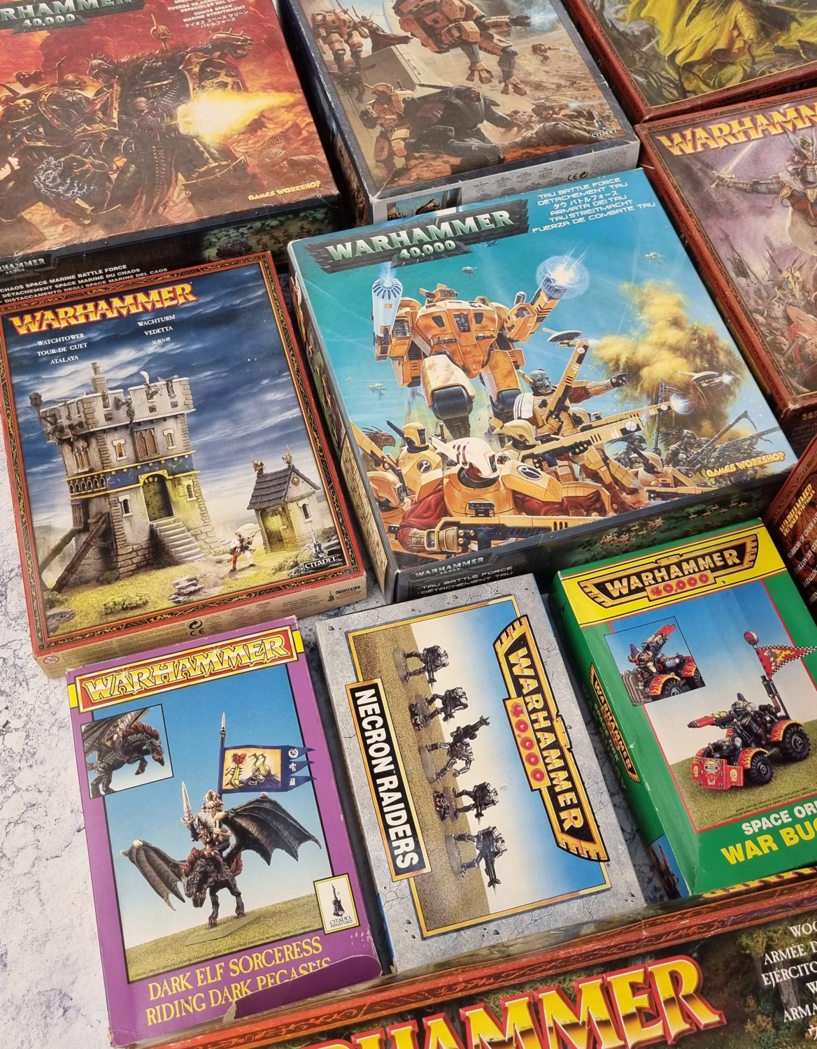 Zestaw pustych pudełek z grafikami warhammer