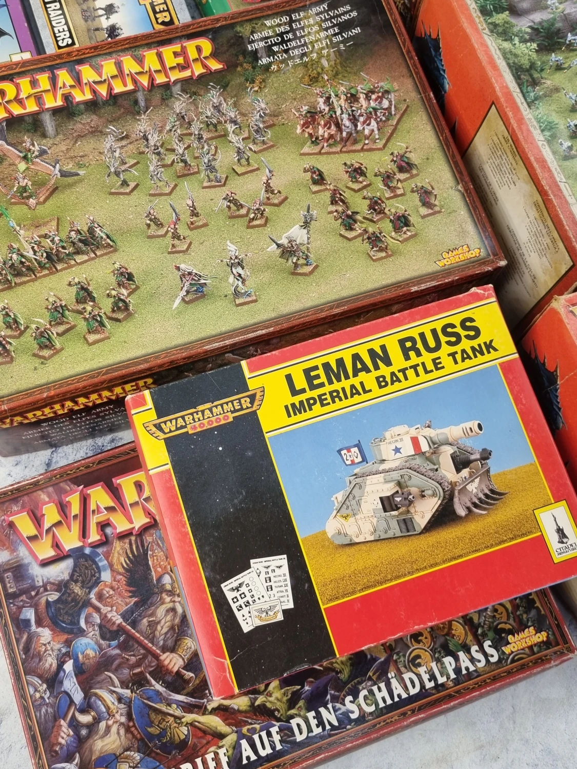 Zestaw pustych pudełek z grafikami warhammer