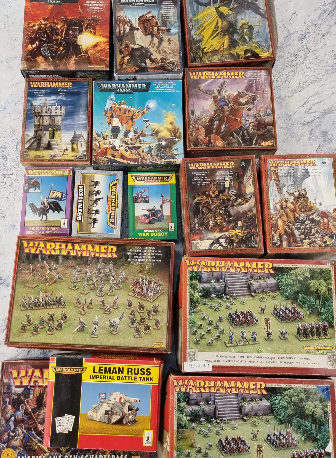Zestaw pustych pudełek z grafikami warhammer