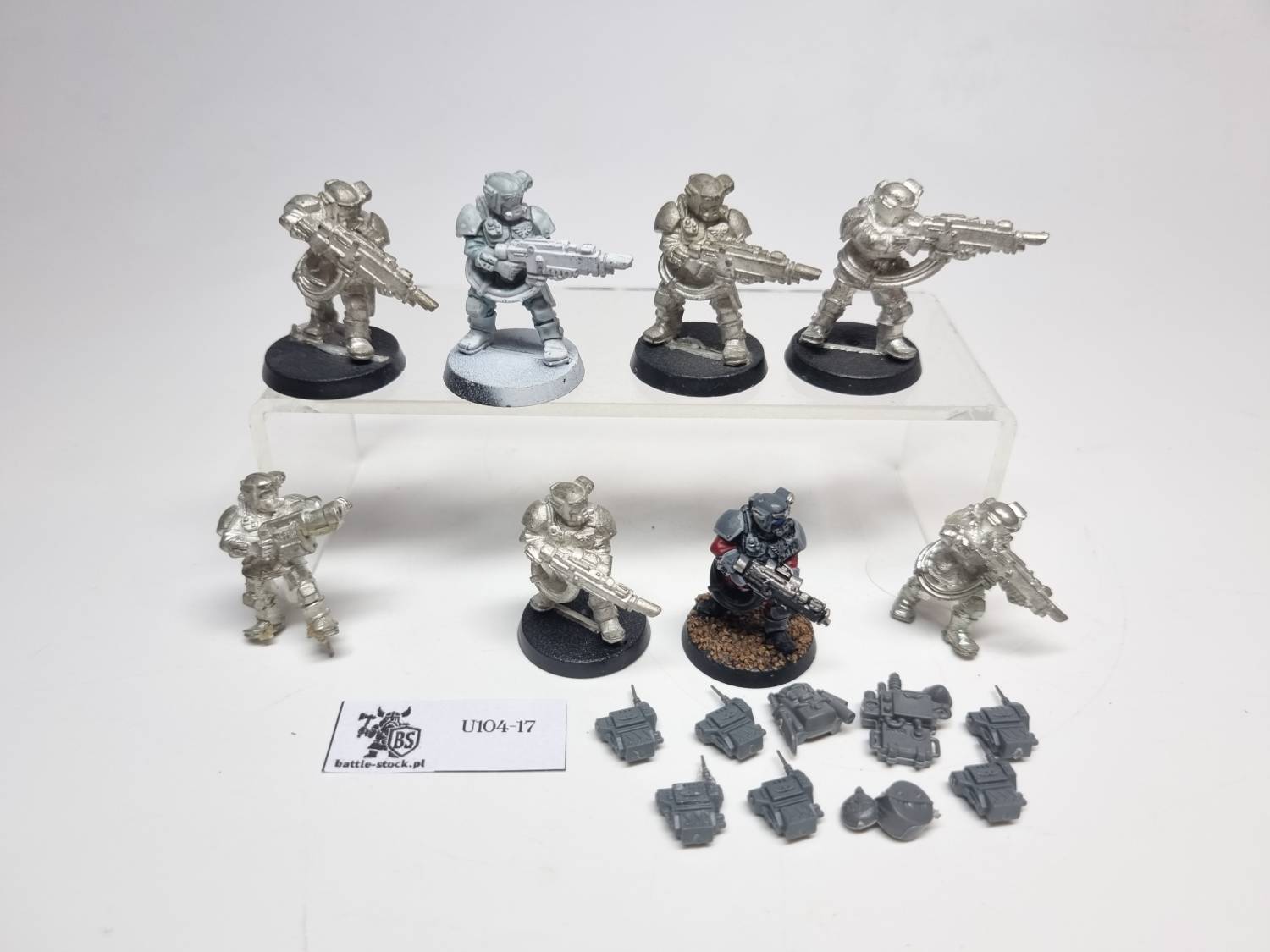 Malowana figurka metal space marine na szarym tle przodem