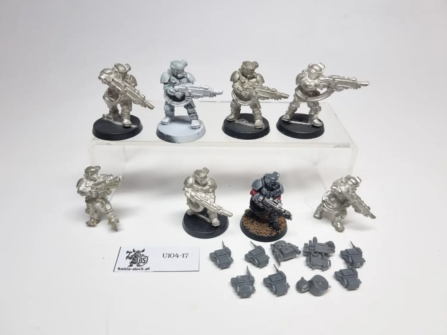 Malowana figurka metal space marine na szarym tle przodem