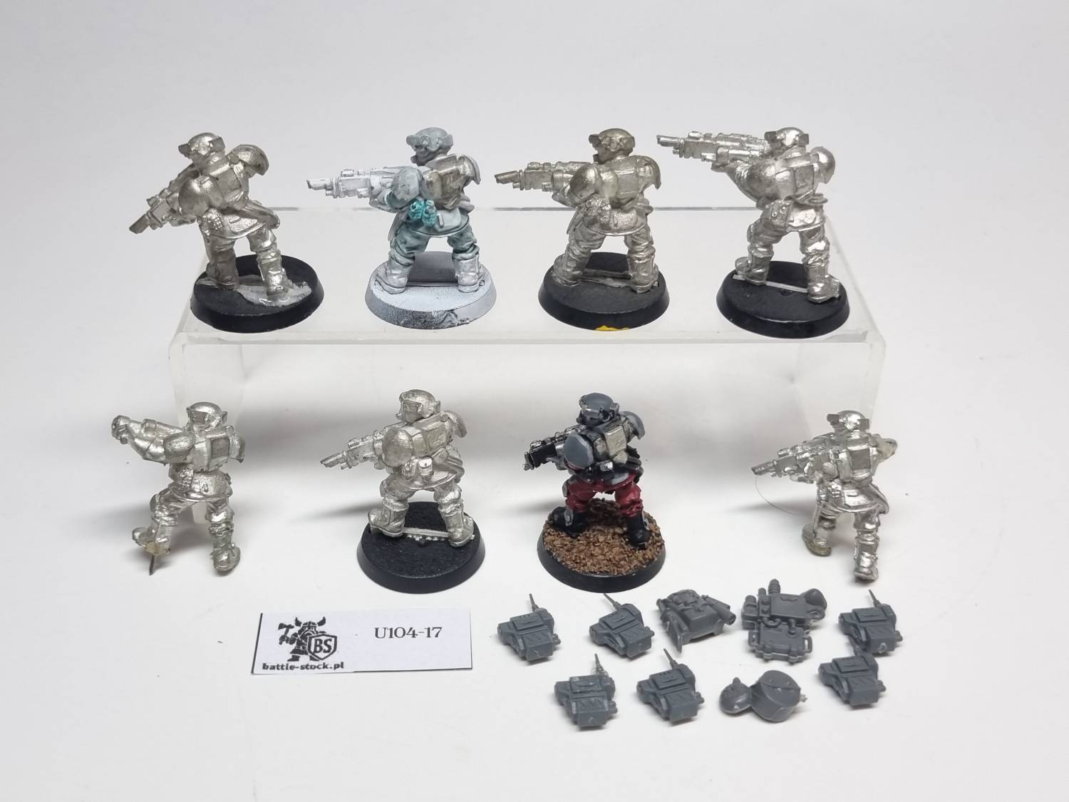 Malowana figurka metal space marine na szarym tle przodem