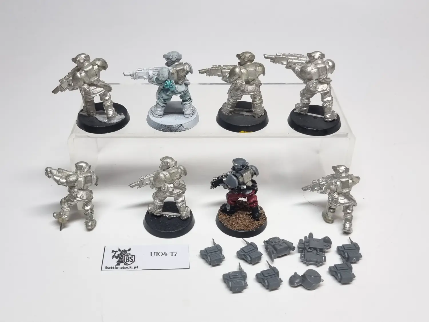 Malowana figurka metal space marine na szarym tle przodem