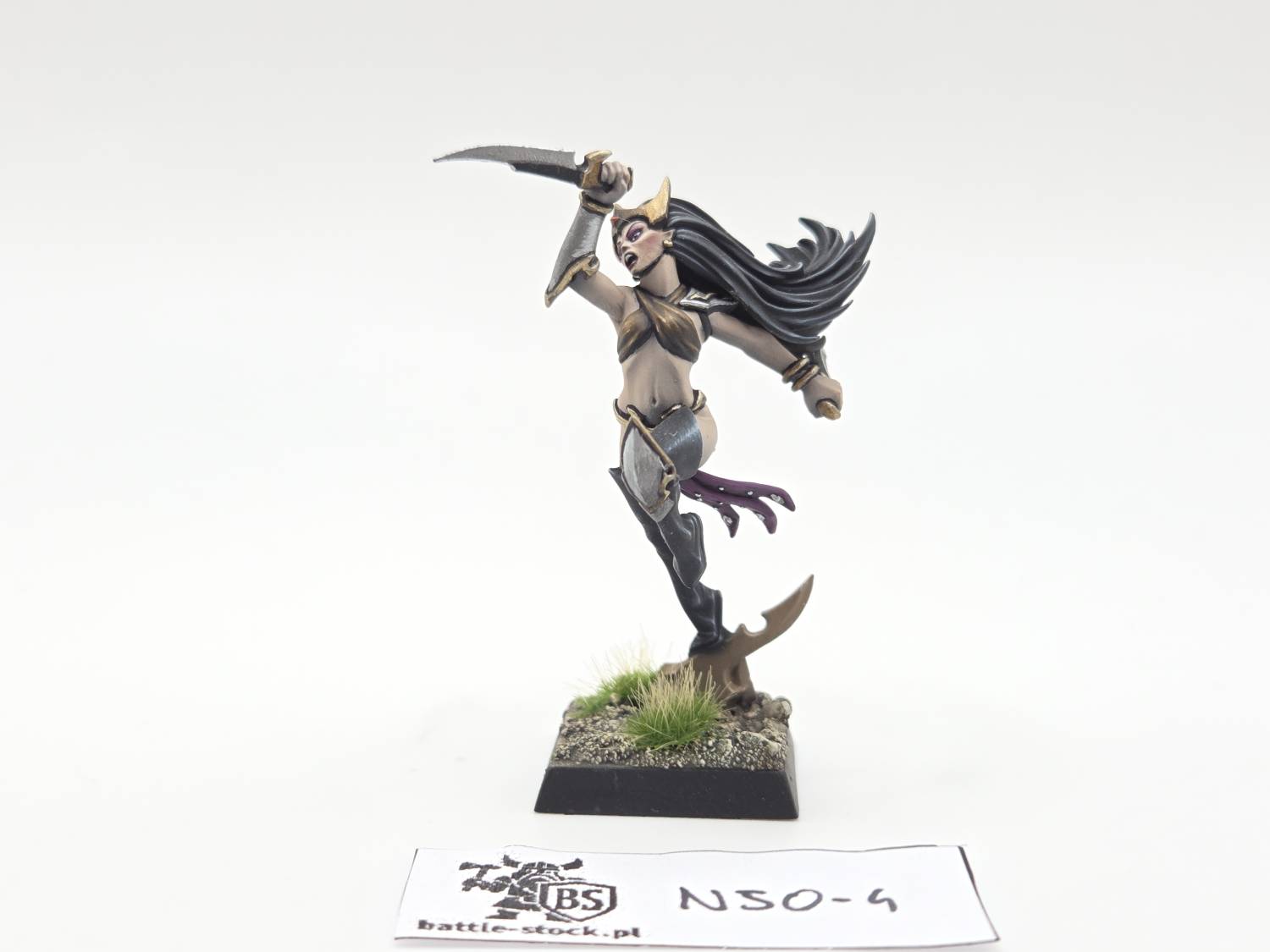 Malowana figurka  dark elves witch TT++ Praca LAN'a  na szarym tle