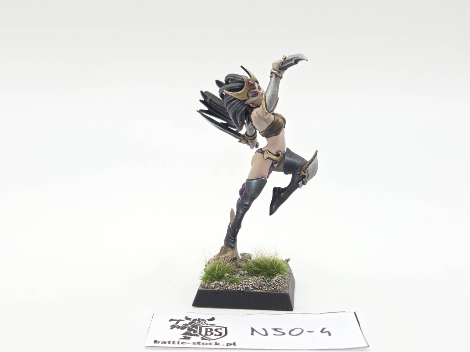 Malowana figurka  dark elves witch TT++ Praca LAN'a  na szarym tle