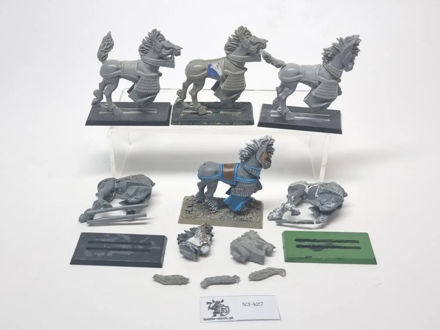 HE horses brak jednego ogona
