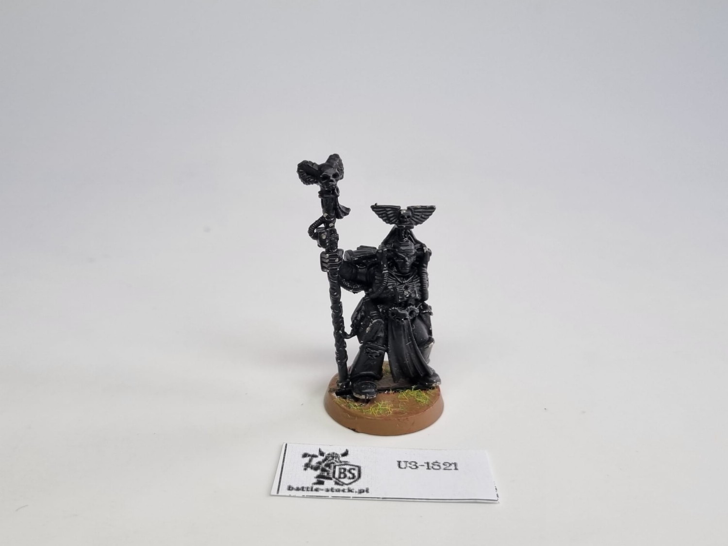 Figurka malowana 40k SM librarian na szarym tle z indeksem z przodu.