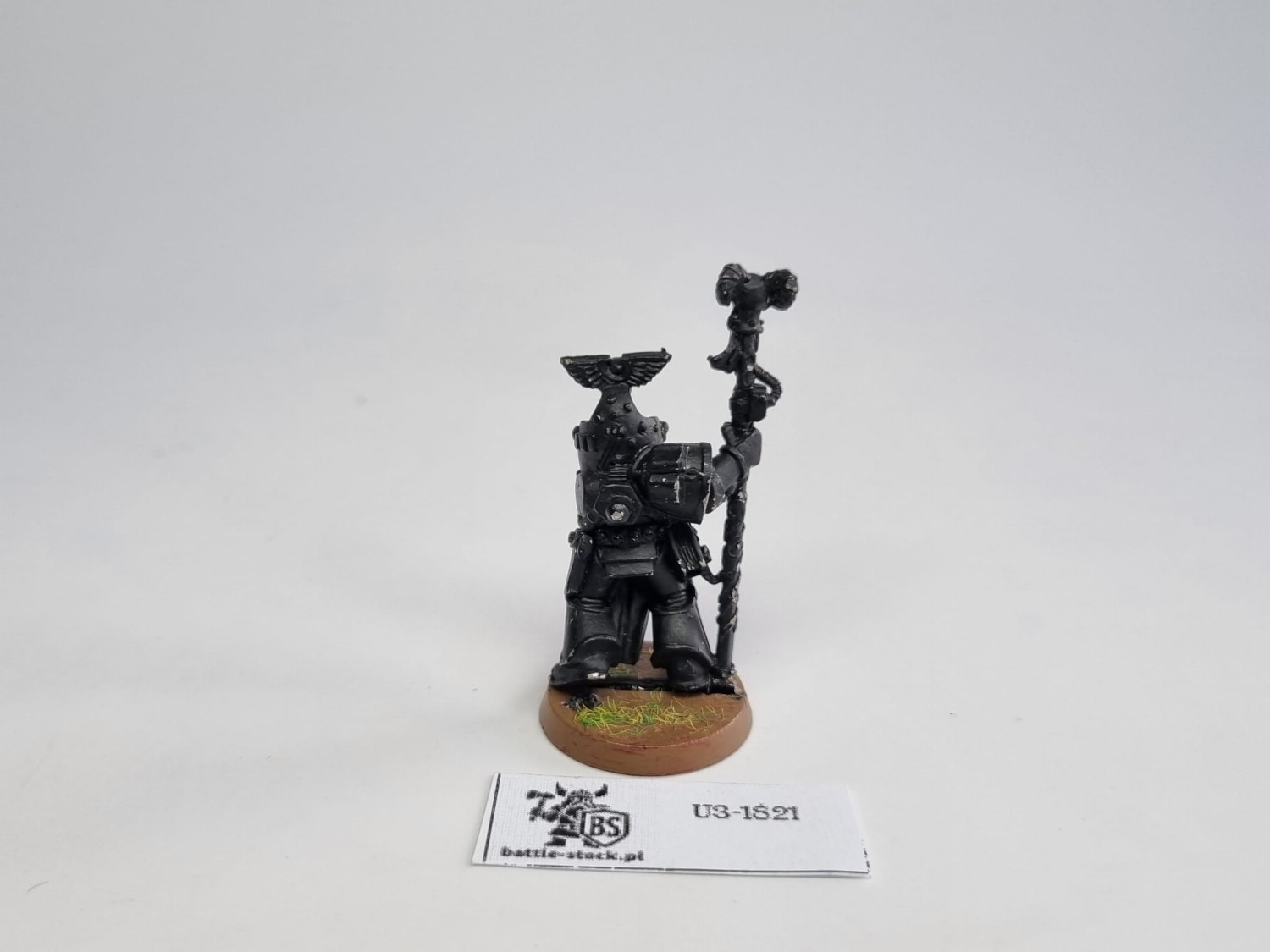 Figurka malowana 40k SM librarian na szarym tle z indeksem z przodu.